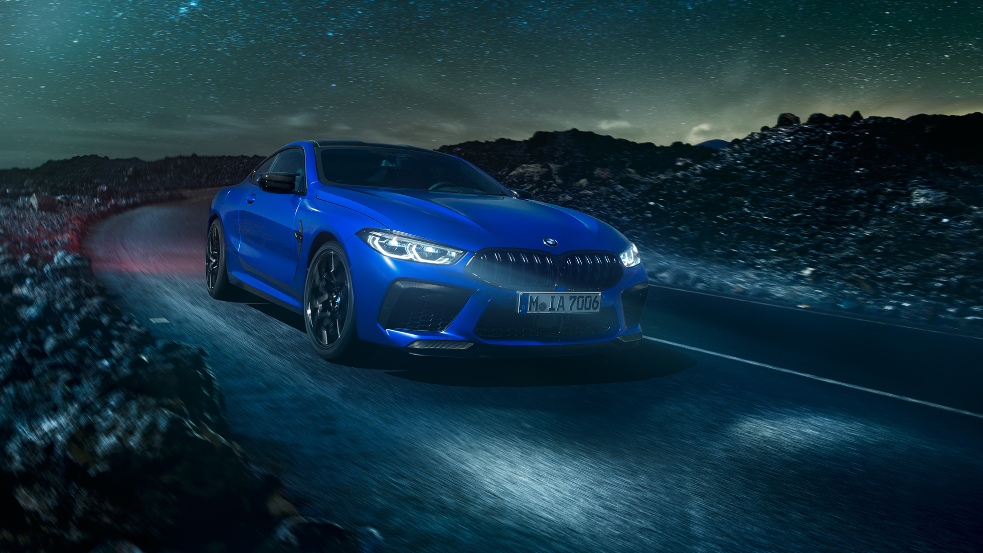 BMW M8 コンペティションクーペ、サイドビュー。F92 BMW M8 コンペティションクーペ(塗色マリーナベイ ブルーメタリック)。満月の昇る砂漠を背景に停車中のサイドビュー。F92