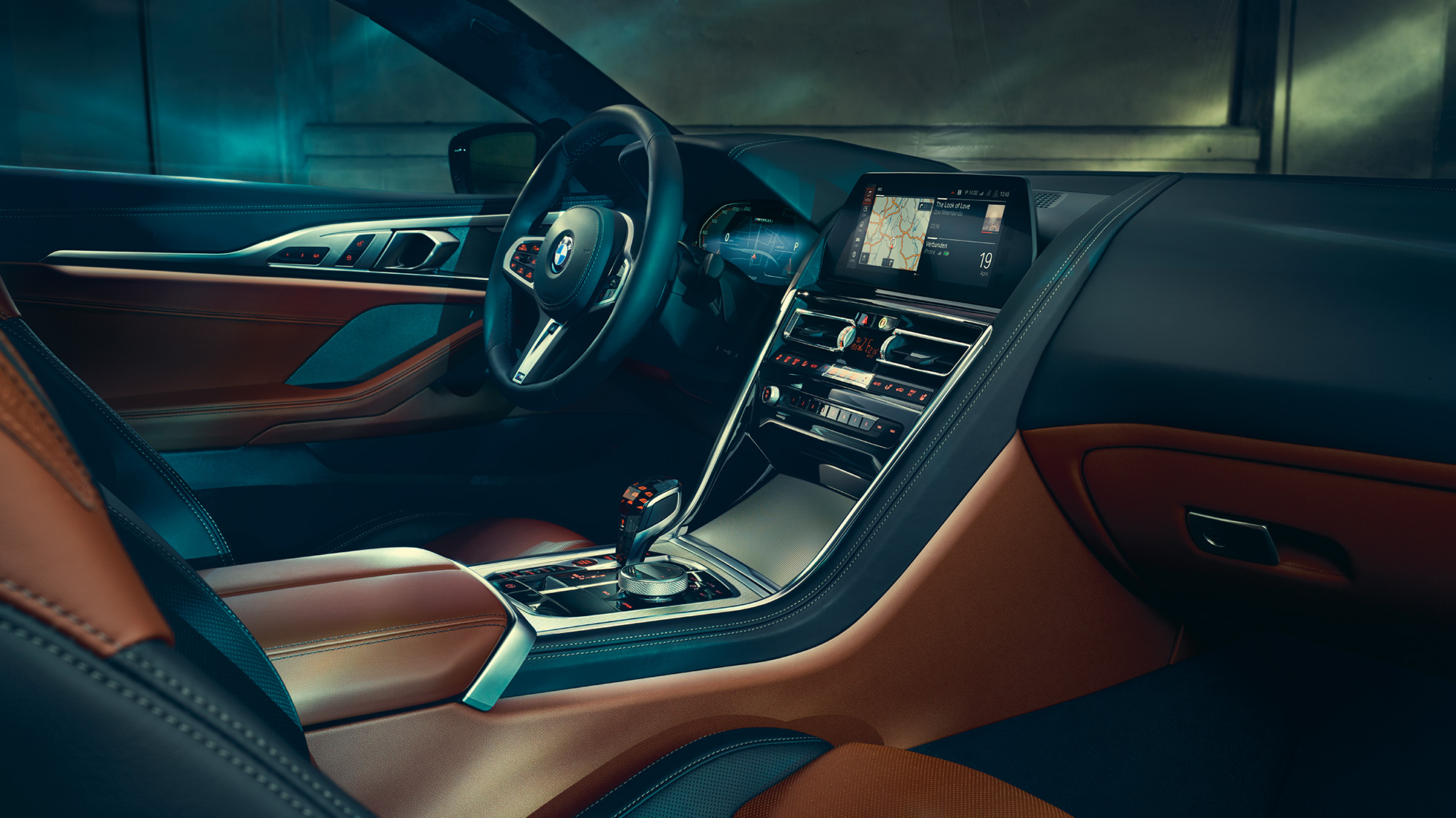 BMW M850i xDriveクーペ、コックピット。G15 BMW M850i xDriveクーペ、BMWライブ コックピット プロフェッショナルとMレザーステアリングホイールを装備したコックピット。G15