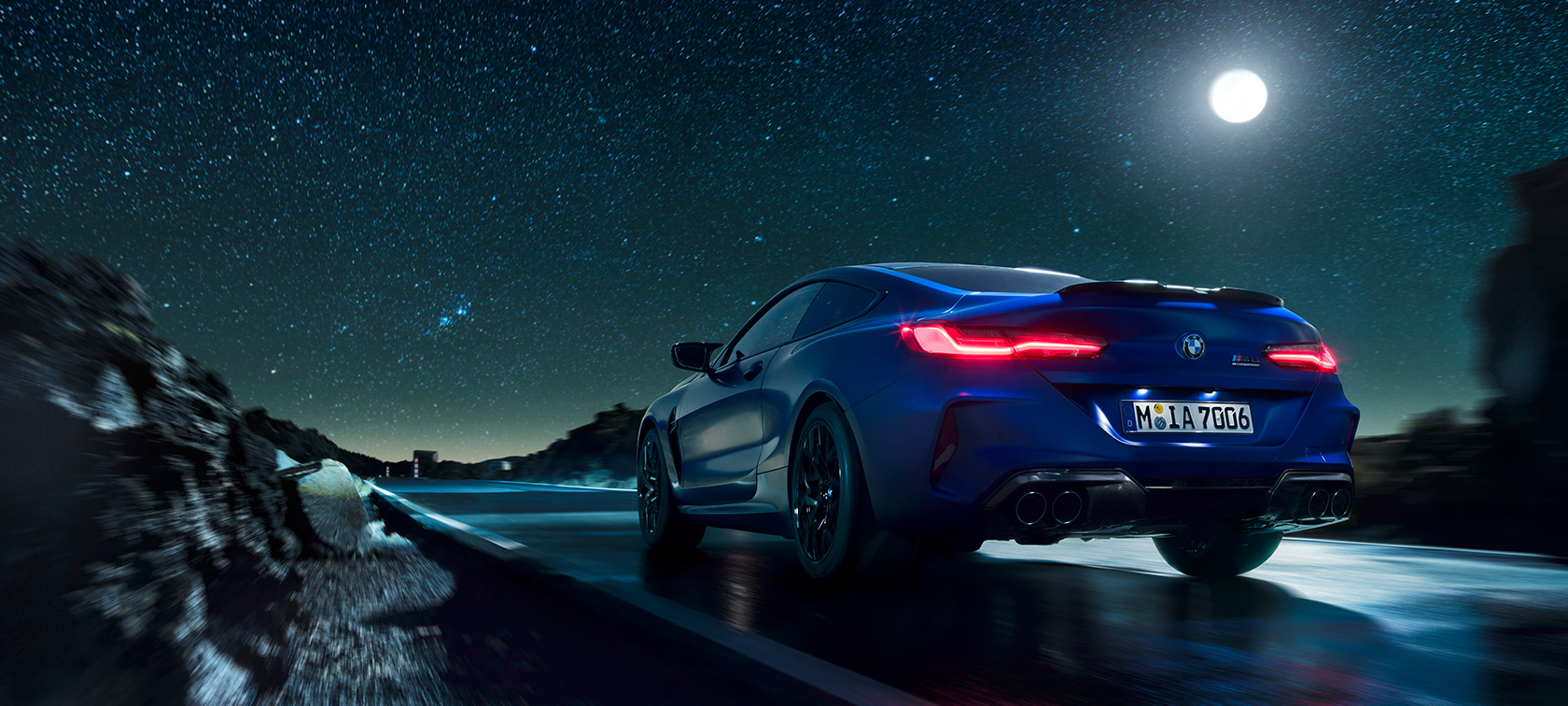 BMW M8 コンペティションクーペ。 初めて世に出たBMW M8 コンペティションクーペ。塗色はマリーナベイ ブルーメタリック。スリークォーターフロントビュー。