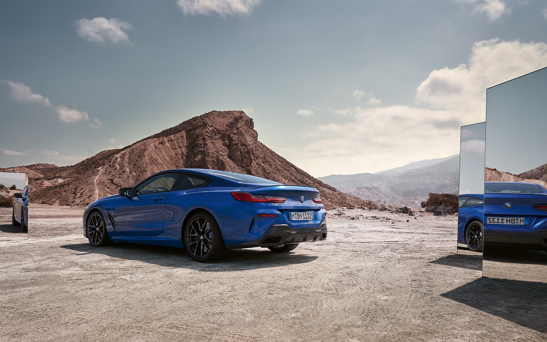 BMW M850i xDrive クーペ G15 LCI フェイスリフト 2022 Mポルティマオ・ブルー・メタリックとミラー リヤ・ビュー 停車中