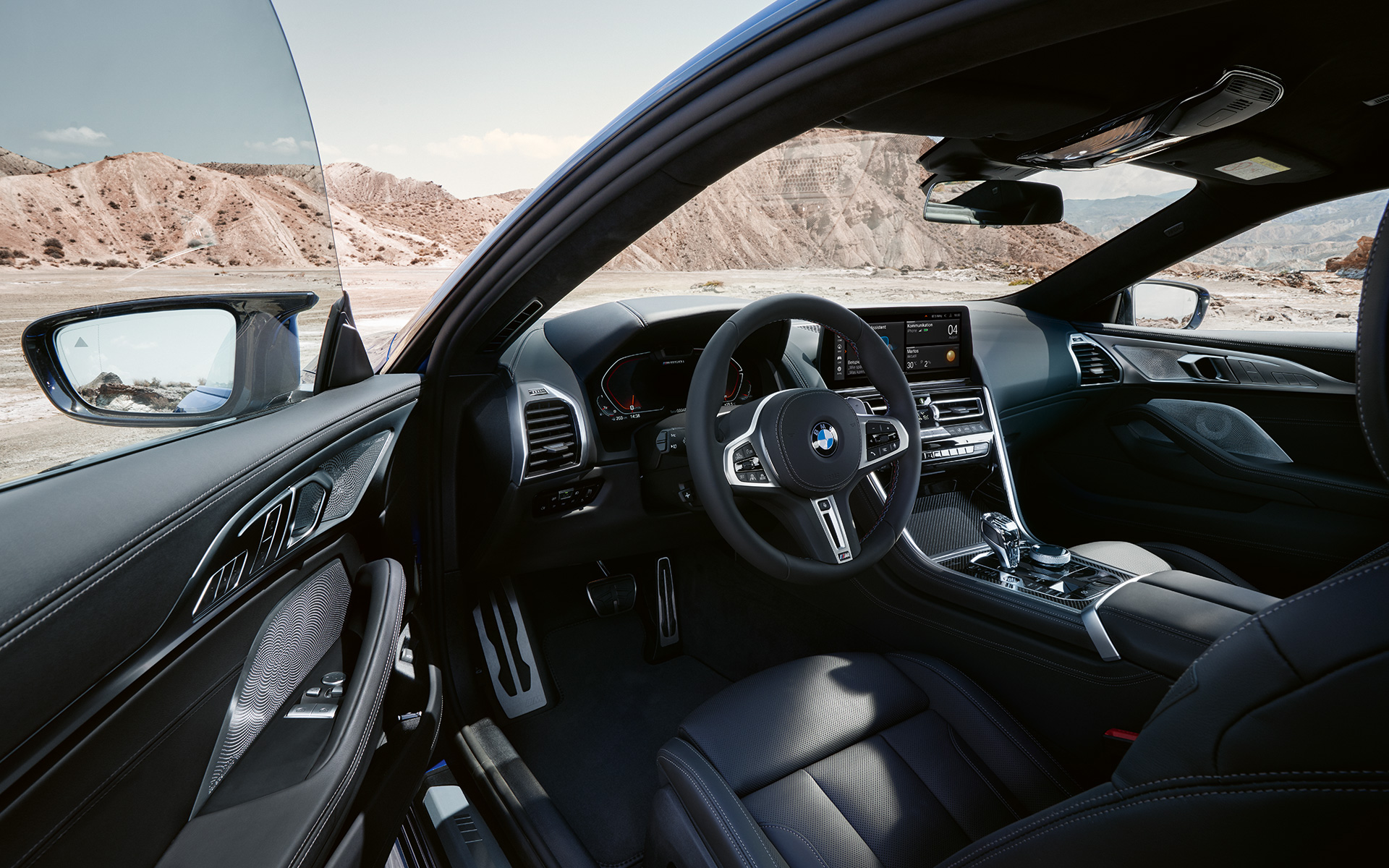 BMW M850i xDrive クーペ G15 LCI フェイスリフト 2022 Mレザー・ステアリング・ホイールを搭載したドライバー志向のコックピットと開いたフロント・ドア