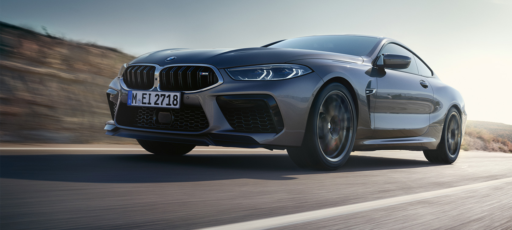 BMW M8 クーペ F92 LCI フェイスリフト 2022 斜めからのサイド・ビュー 走行中 BMW M8 クーペ F92 LCI フェイスリフト 2022 スカイスクレイパー・グレー・メタリック 斜めからのサイド・ビュー ロー・アングル・ショット