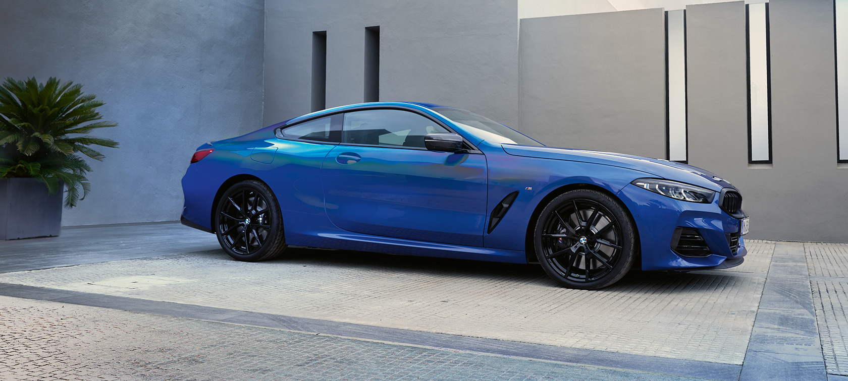 サイド・ビュー BMW M850i xDrive クーペ G15 LCI フェイスリフト 2022 BMW M850i xDrive クーペ G15 LCI フェイスリフト 2022 Mポルティマオ・ブルー・メタリック サイド・ビュー 建物の前に停車中