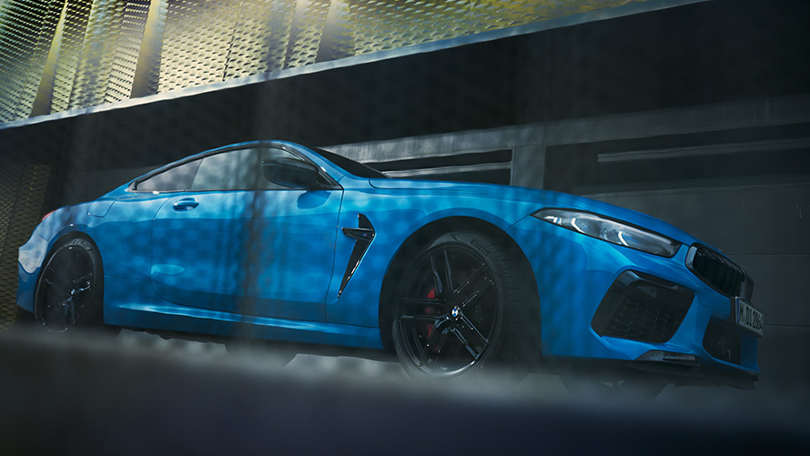BMW M8 Competition クーペ デイトナビーチ・ブルー( メタリック )斜めからのサイドビュー ローアングル・ショット BMW M8 Competition クーペ デイトナビーチ・ブルー( メタリック )斜めからのサイドビュー ローアングル・ショット