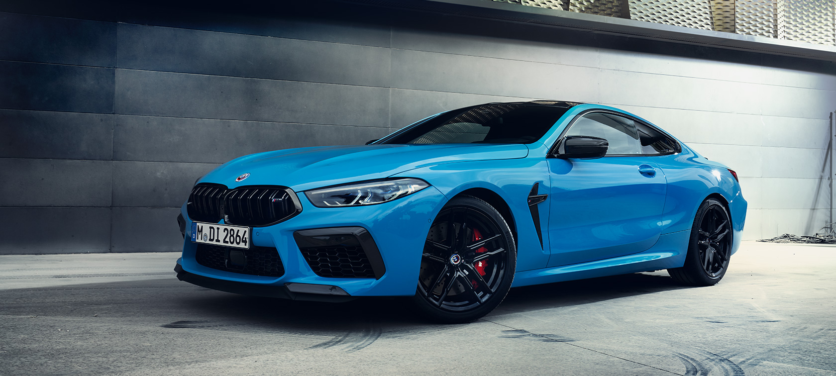 BMW M8 Competition クーペ、デイトナビーチ・ブルー、斜めからのサイド・ビュー