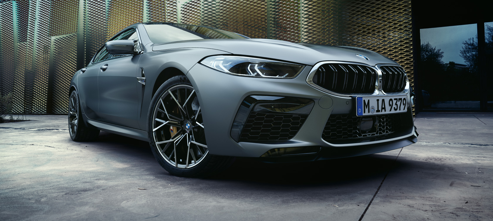 斜めからのフロント・ビュー BMW M8 グラン クーペ F93 LCI フェイスリフト 2022 BMW M8 グラン クーペ F93 LCI フェイスリフト 2022 BMW Individual フローズン・ピュア・グレー・メタリック 斜めからのフロント・ビュー ロー・アングル・ショット