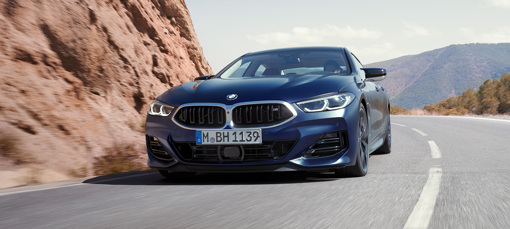 斜めからのフロント・ビュー 走行中 BMW M850i xDrive グラン クーペ G16 LCI フェイスリフト 2022 BMW M850i xDrive グラン クーペ G16 LCI フェイスリフト 2022 BMW Individualフローズン・タンザナイト・ブルー・メタリック 斜めからのフロント・ビュー コーナー走行中