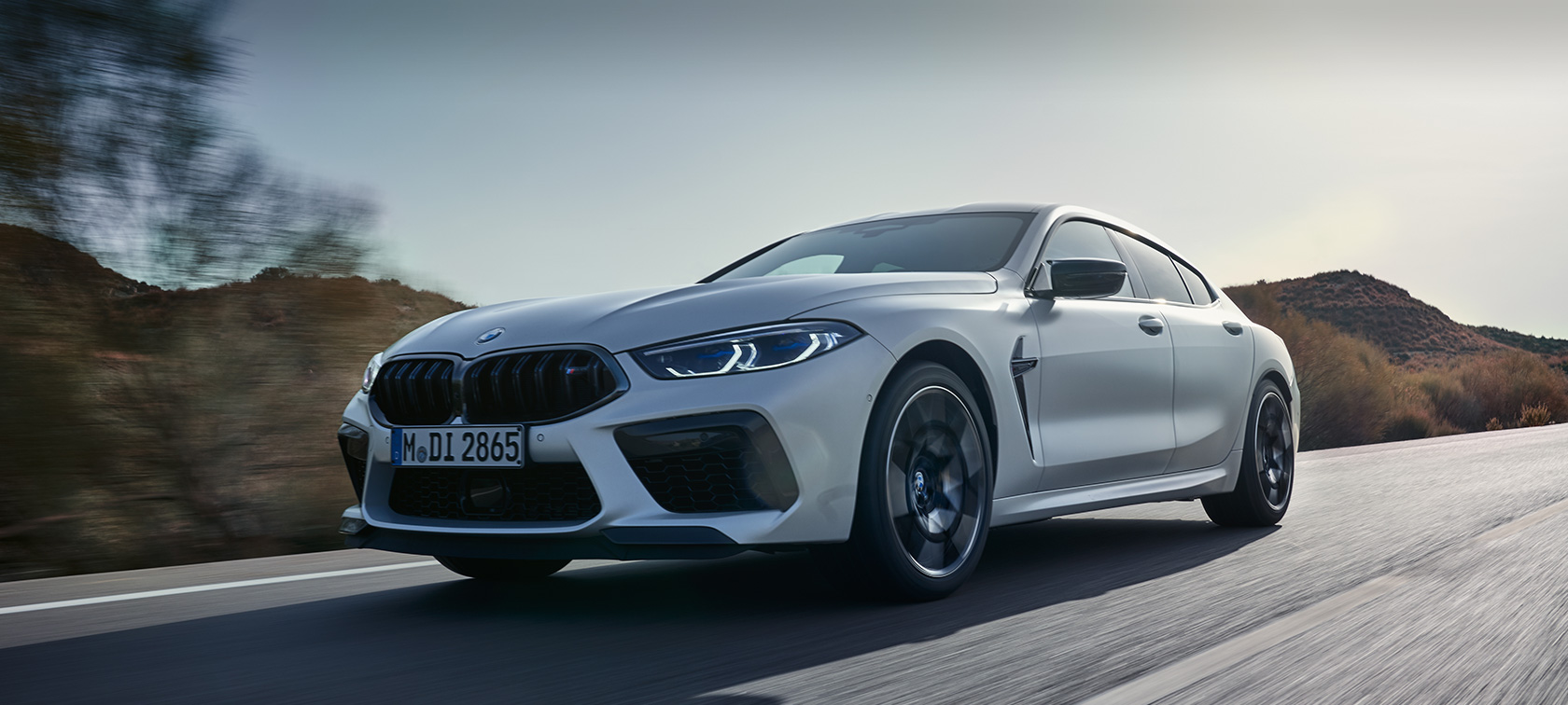BMW M8 Competition グラン クーペ F93 LCI フェイスリフト 2022 BMW Individualフローズン・ブリリアント・ホワイト・メタリック 斜めからのフロント・ビュー 走行中