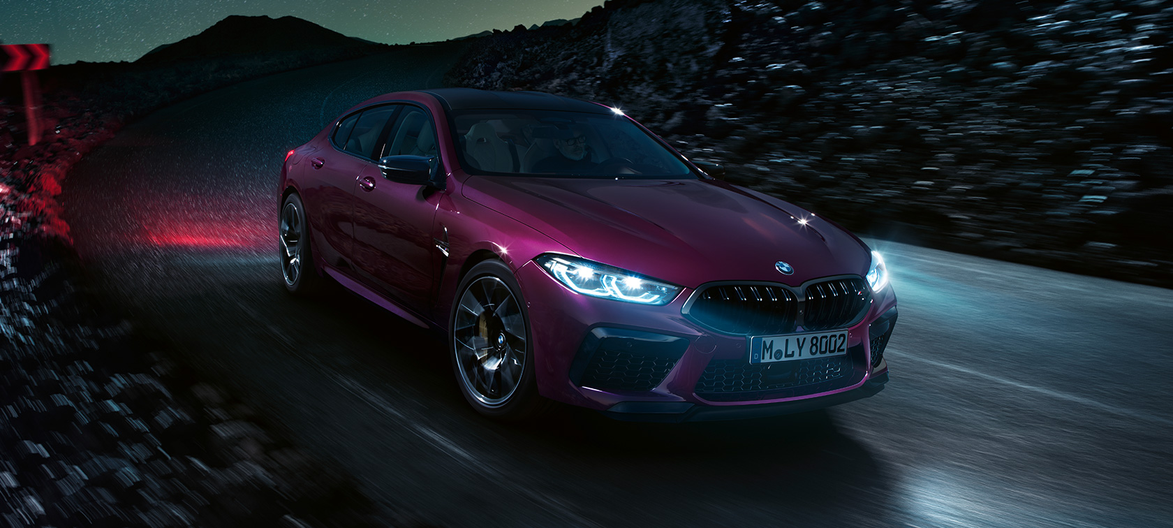 BMW M8グラン クーペ Competitionのスリークォーター・フロント・ビュー F93 夜間に走行するBMW M8グラン クーペ Competition F93 2020 BMW Individual アメトリン・メタリックのスリークォーター・フロント・ビュー