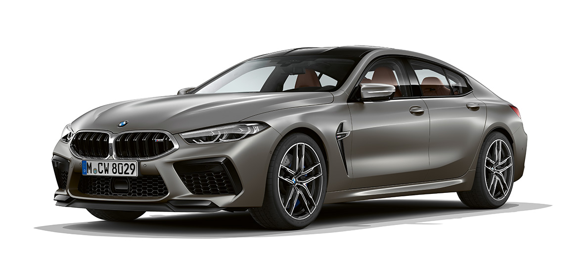 BMW M8グラン・クーペのスリークォーター・サイド・ビュー F93 BMW M8グラン・クーペ F93 2020 BMW Individual フローズン・ダーク・シルバーのスリークォーター・サイド・ビュー