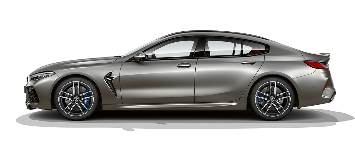 BMW M8グラン・クーペのサイド・ビュー F93 BMW M8グラン・クーペ F93 2020 BMW Individual フローズン・ダーク・シルバーのサイド・ビュー