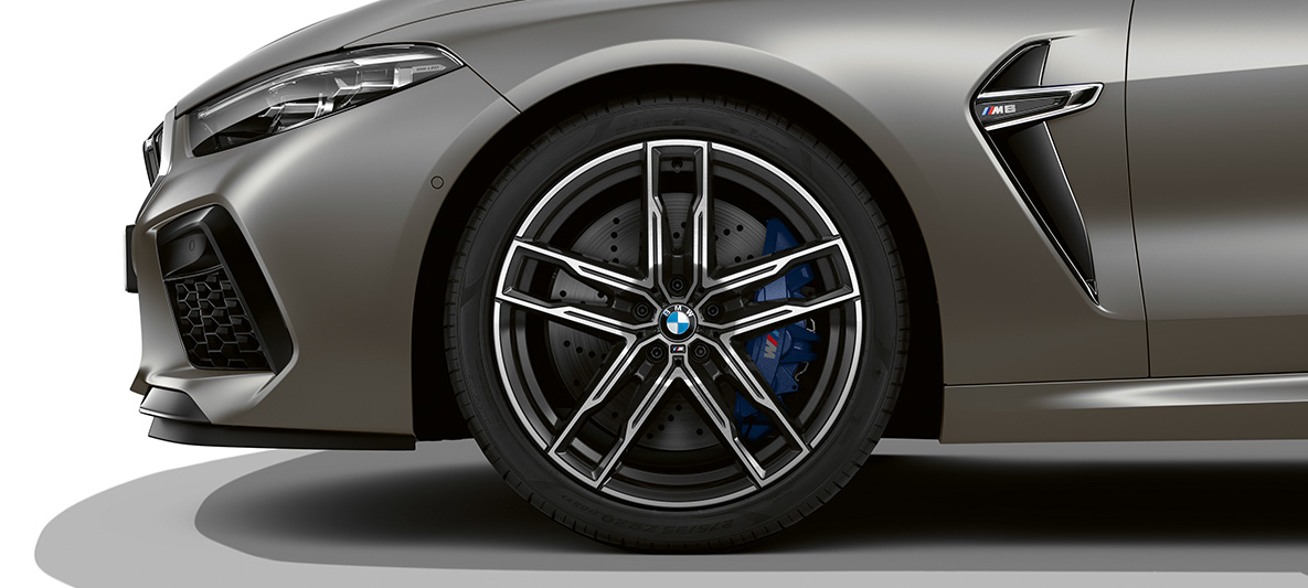 M ライト・アロイ・ホイールを装着したBMW M8グラン・クーペ F93 M ライト・アロイ・ホイールを装着したBMW M8グラン・クーペ F93 2020 BMW Individual フローズン・ダーク・シルバーのサイド・ビュー