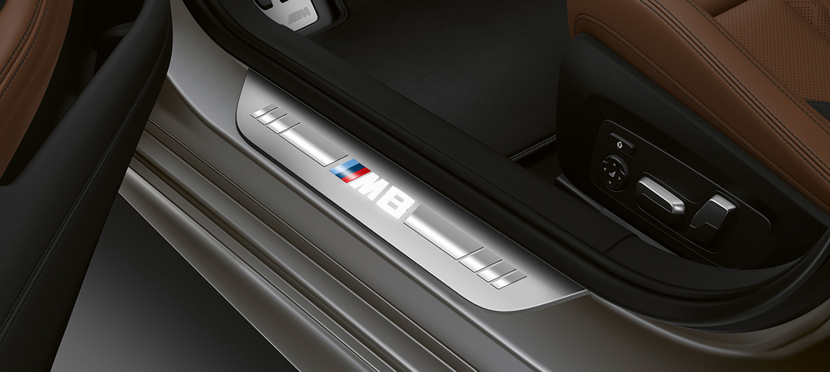 ドア・シルを装備したBMW M8グラン・クーペ F93 M8エンブレム付ドア・シルを装備したBMW M8グラン・クーペ F93 2020のインテリア