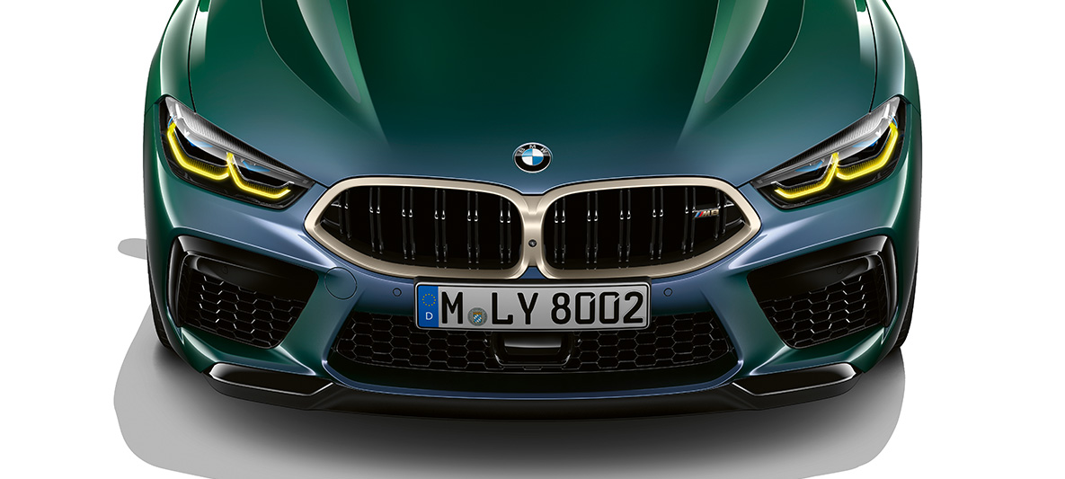 BMW M8グラン・クーペ・ファースト・エディションのフロント・ビュー BMW M8グラン・クーペ・ファースト・エディションF93 2020 BMW Individual オーロラ・ダイヤモンド・グリーン・メタリックのフロント・ビュー