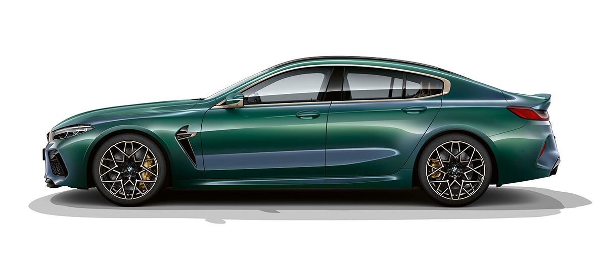 BMW M8グラン・クーペ・ファースト・エディションのサイド・ビュー BMW M8グラン・クーペ・ファースト・エディションF93 2020 BMW Individual オーロラ・ダイヤモンド・グリーン・メタリックのサイド・ビュー