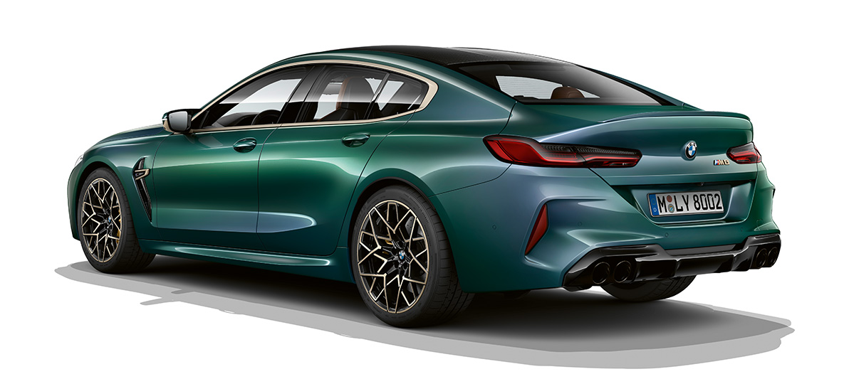 BMW M8グラン・クーペ・ファースト・エディションのスリークォーター・リヤ・ビュー BMW M8グラン・クーペ・ファースト・エディションF93 2020 BMW Individual オーロラ・ダイヤモンド・グリーン・メタリックのスリークォーター・リヤ・ビュー