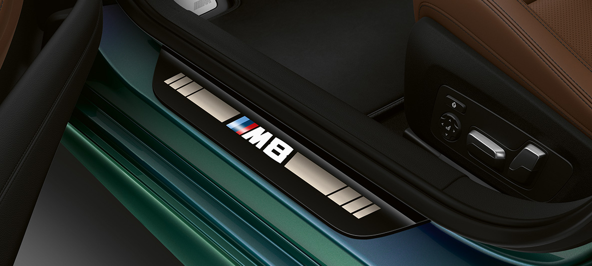 ドア・シルを装備したBMW M8グラン・クーペ・ファースト・エディション M8エンブレム付ドア・シルを装備したBMW M8グラン・クーペ・ファースト・エディションF93 2020 BMW Individual オーロラ・ダイヤモンド・グリーン・メタリックのインテリア