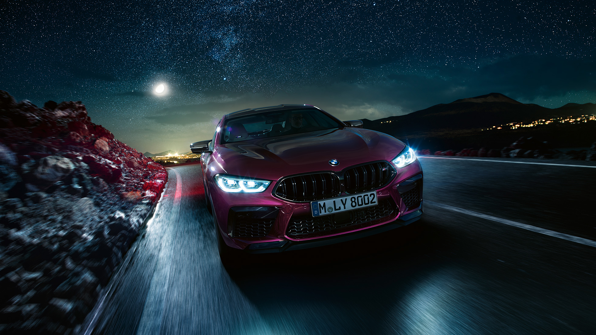 走行中のBMW M8グラン クーペ Competitionのフロント・ビュー 走行中のBMW M8グラン クーペ Competition F93 2020 BMW Individual アメトリン・メタリックのフロント・ビュー