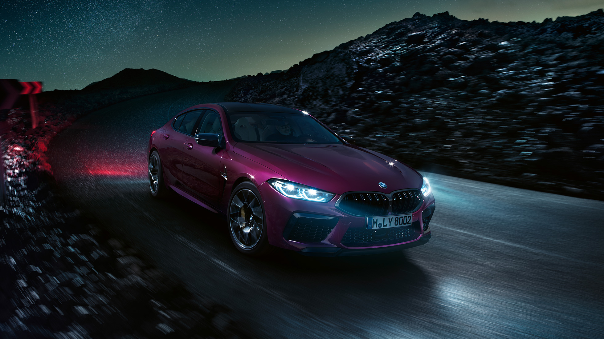 BMW M8グラン クーペ Competitionのスリークォーター・フロント・ビュー BMW M8グラン クーペ CompetitionF93 2020 BMW Individual アメトリン・メタリックのスリークォーター・フロント・ビュー