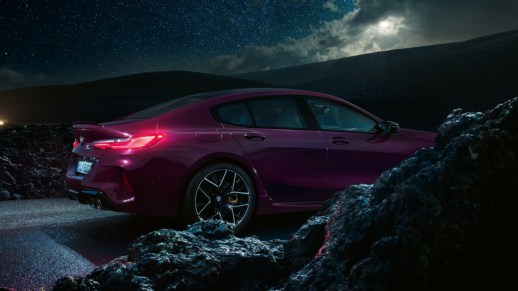 BMW M8グラン クーペ Competitionのサイド・ビュー BMW M8グラン クーペ CompetitionF93 2020 BMW Individual アメトリン・メタリックのサイド・ビュー