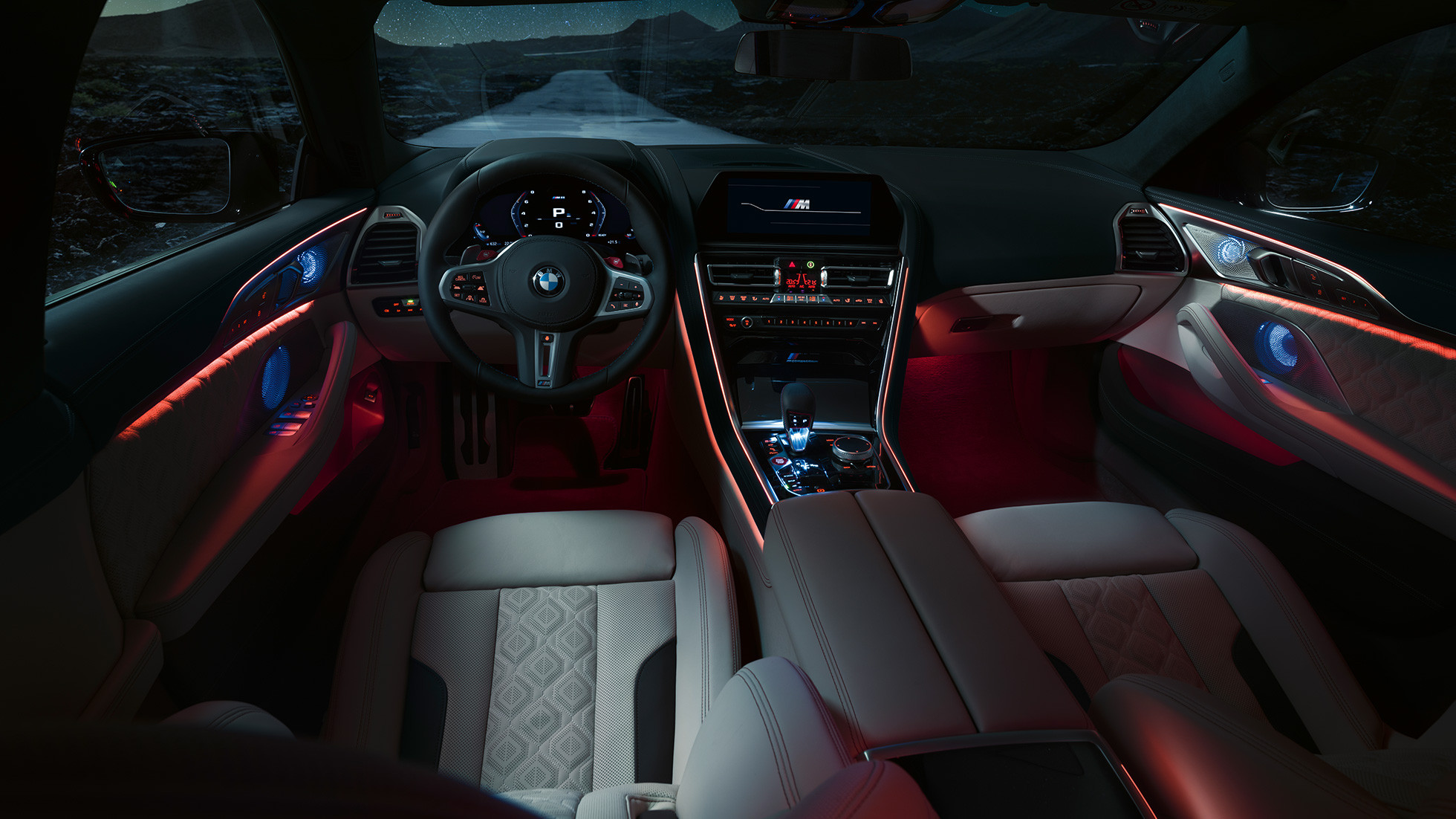 BMW M8グラン クーペ Competitionのインテリア バケット・スタイルのM スポーツ・シートを装備したBMW M8グラン クーペ CompetitionF93 2020のインテリア