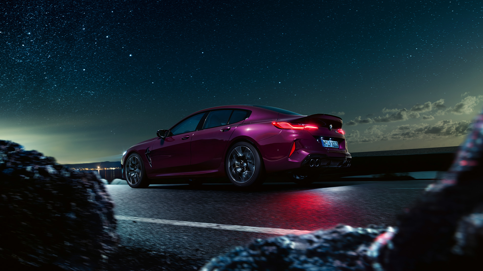 BMW M8グラン クーペ Competitionのロー・アングルからのスリークォーター・リヤ・ビュー BMW M8グラン クーペ CompetitionF93 2020 BMW Individual アメトリン・メタリックのロー・アングルからのスリークォーター・リヤ・ビュー