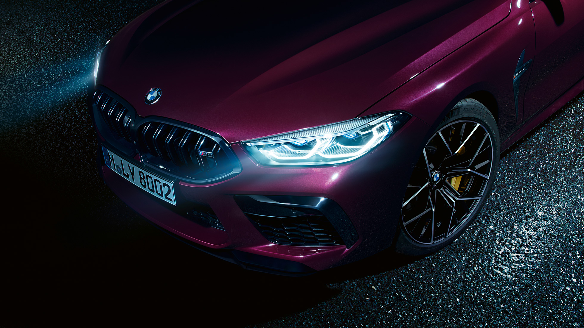 BMW M8グラン クーペ Competitionのフロント・サイドのクローズアップ BMWレーザーライトを装備したBMW M8グラン クーペ CompetitionF93 2020 BMW Individual アメトリン・メタリックのフロント・サイドのクローズアップ