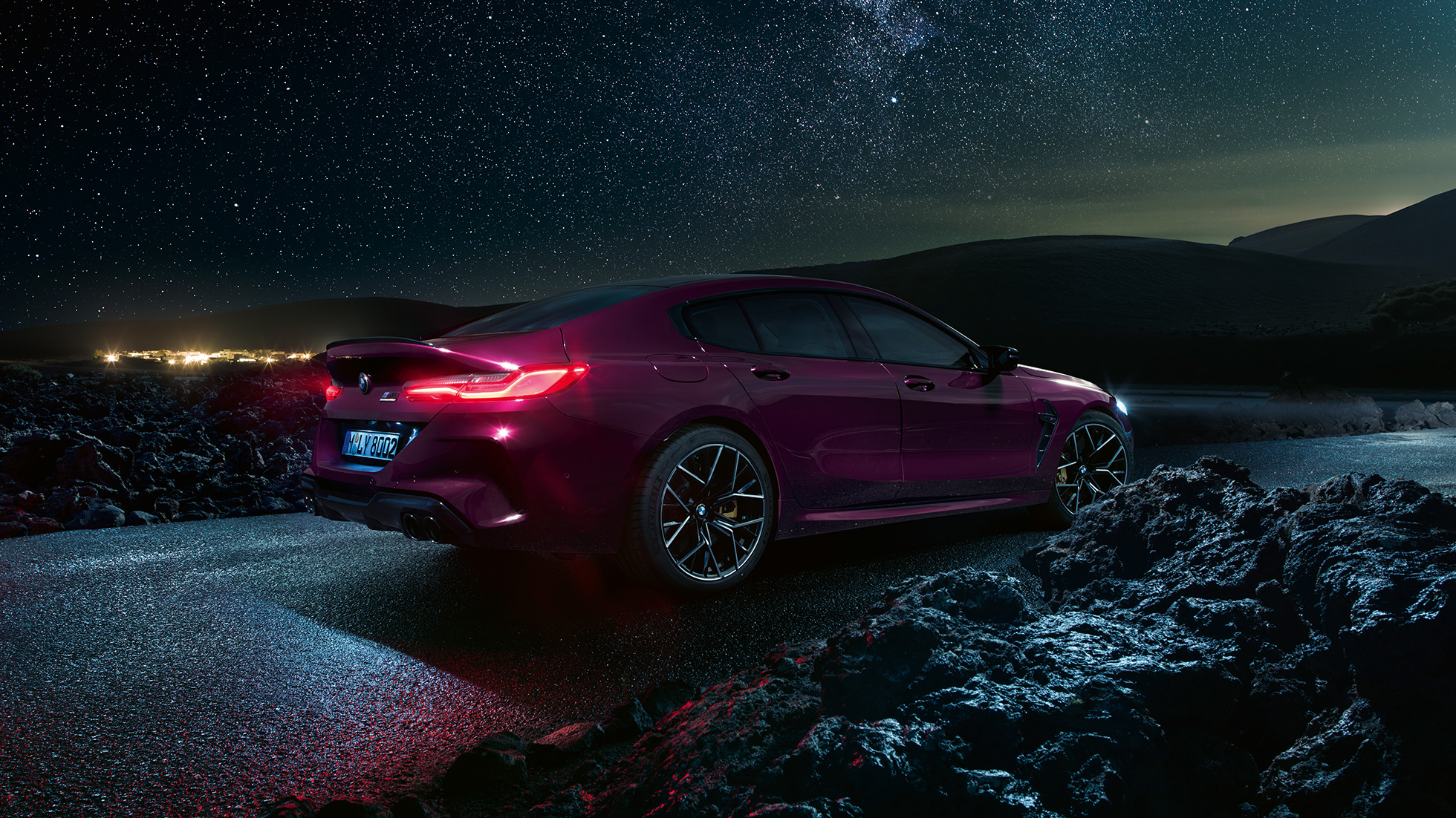 BMW M8グラン クーペ Competitionのリヤからのスリークォーター・サイド・ビュー BMW M8グラン クーペ CompetitionF93 2020 BMW Individual アメトリン・メタリックのリヤからのスリークォーター・サイド・ビュー
