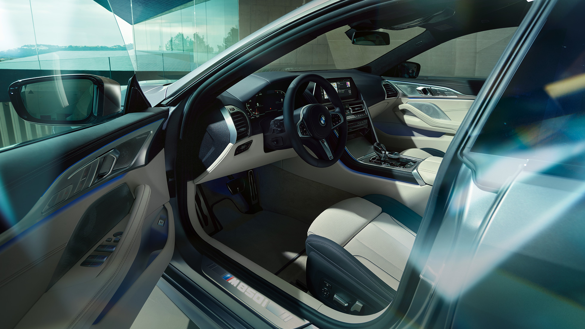 BMW M850i xDriveグラン・クーペのコックピット BMW M850i xDriveグラン・クーペG16 2019のインテリアのコックピット