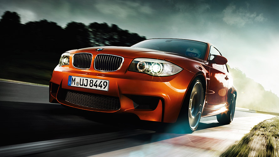BMW 1 Series M クーペ E82 斜めからのフロント・ビュー ストリートを走行中 BMW M シリーズ、BMW 1 Series M クーペ E82 斜めからのフロント・ビュー ストリートを走行中