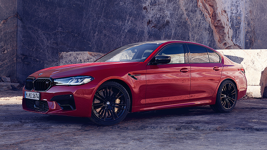 BMW M5 F90 斜めからのフロント・ビュー ストリートを走行中 BMW M シリーズ、BMW M5 F90 斜めからのフロント・ビュー ストリートを走行中