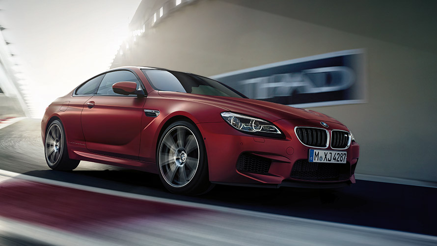 BMW M6 F13 斜めからのサイド・ビュー ストリートを走行中 BMW M シリーズ、BMW M6 F13 斜めからのサイド・ビュー ストリートを走行中