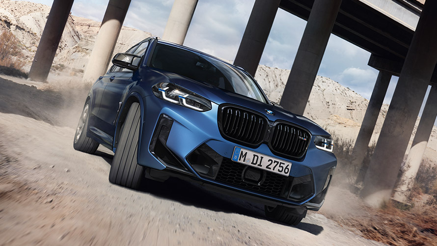 BMW X3 M F97 斜めからのフロント・ビュー 走行中 BMW M シリーズ、BMW X3 M F97 斜めからのフロント・ビュー 走行中