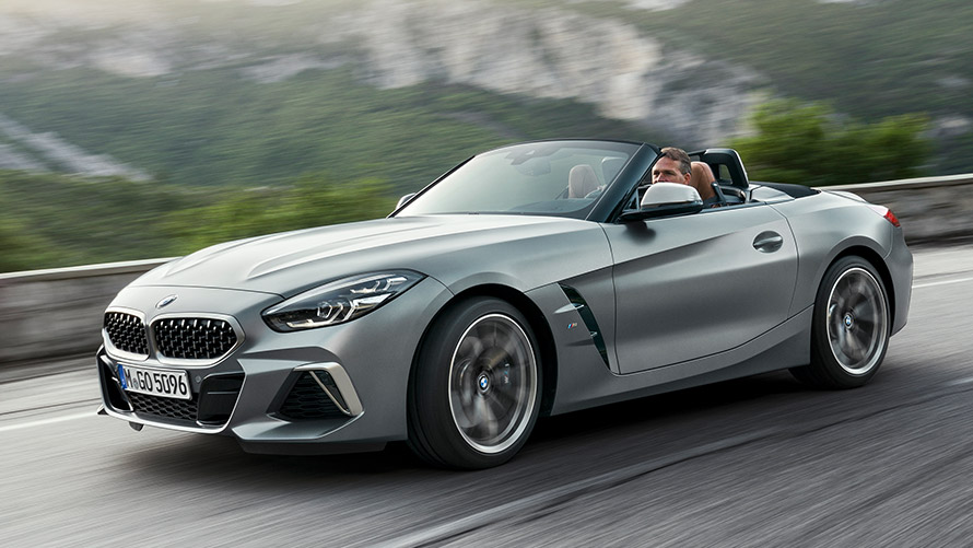 BMW Z4 M G29 斜めからのサイド・ビュー ストリートを走行中 BMW M シリーズ、BMW Z4 M G29 斜めからのサイド・ビュー ストリートを走行中