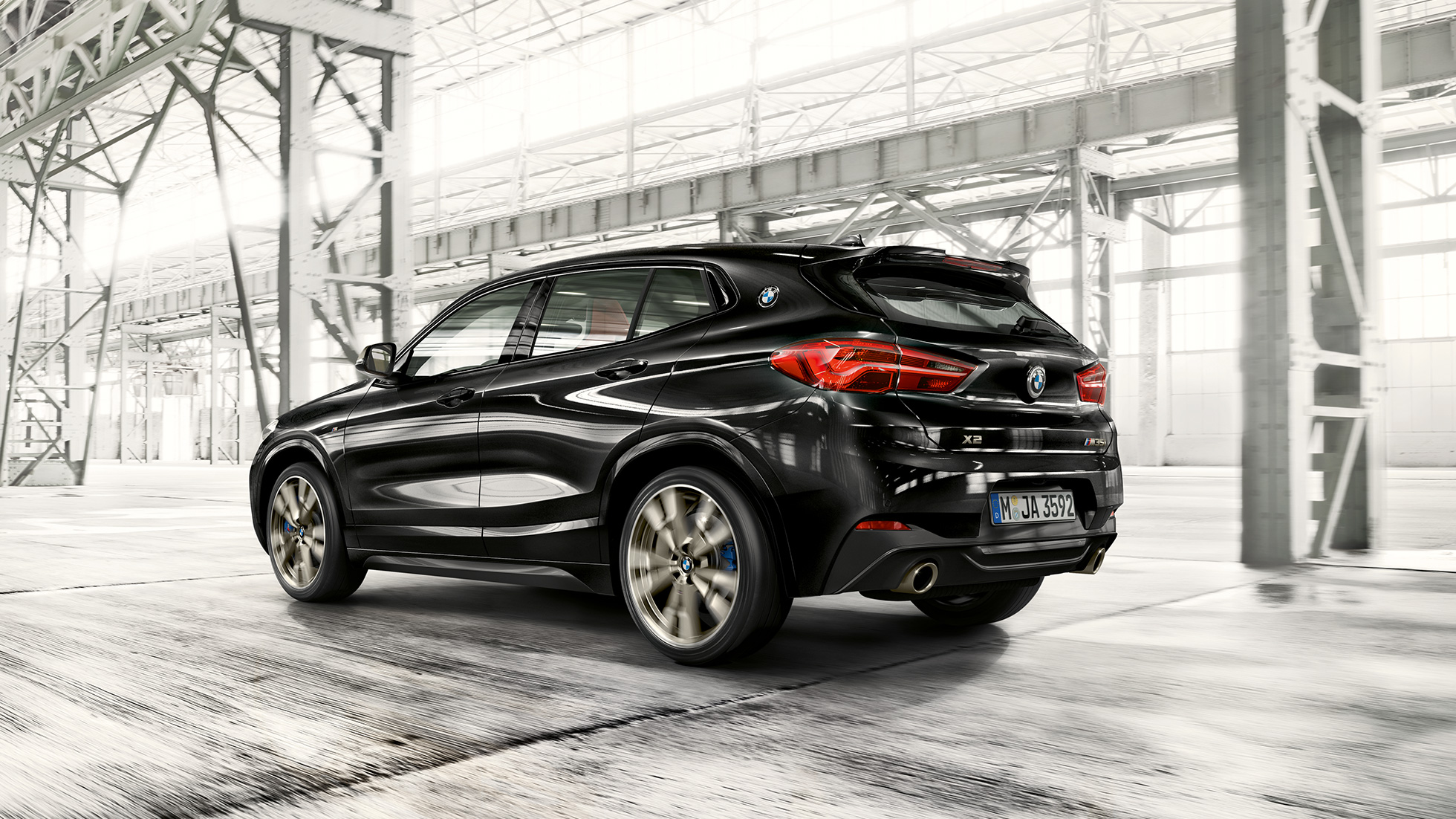 ドライビング・ダイナミクス BMW X2 M35i ドライビング・ダイナミクス BMW X2 M35iブラック・サファイア・メタリック F39 2018 斜めからのリヤ・ビュー