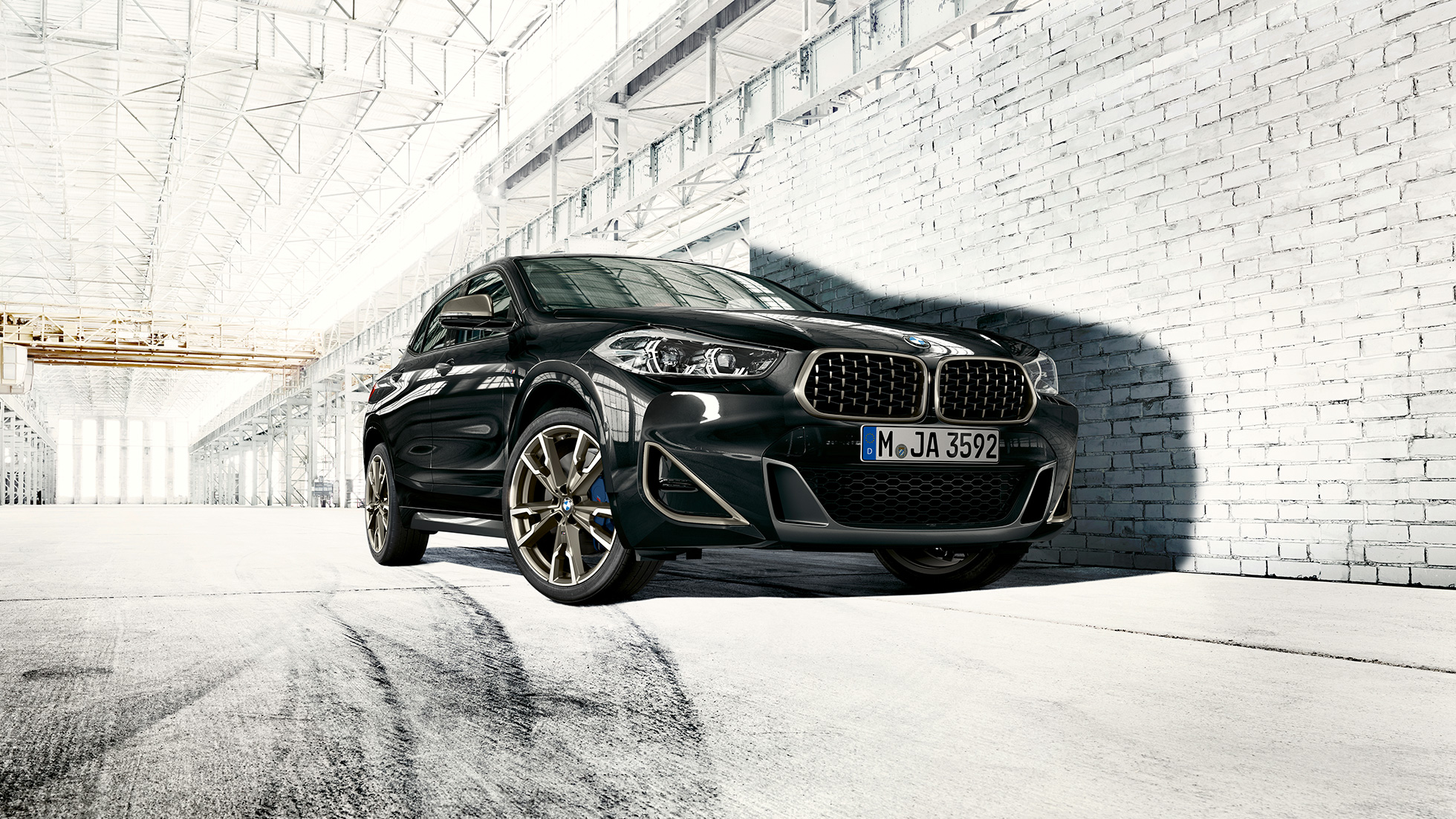 ダブル・キドニー・グリル BMW X2 M35i ダブル・キドニー・グリル BMW X2 M35iブラック・サファイア・メタリック F39 斜めからのフロント・ビュー