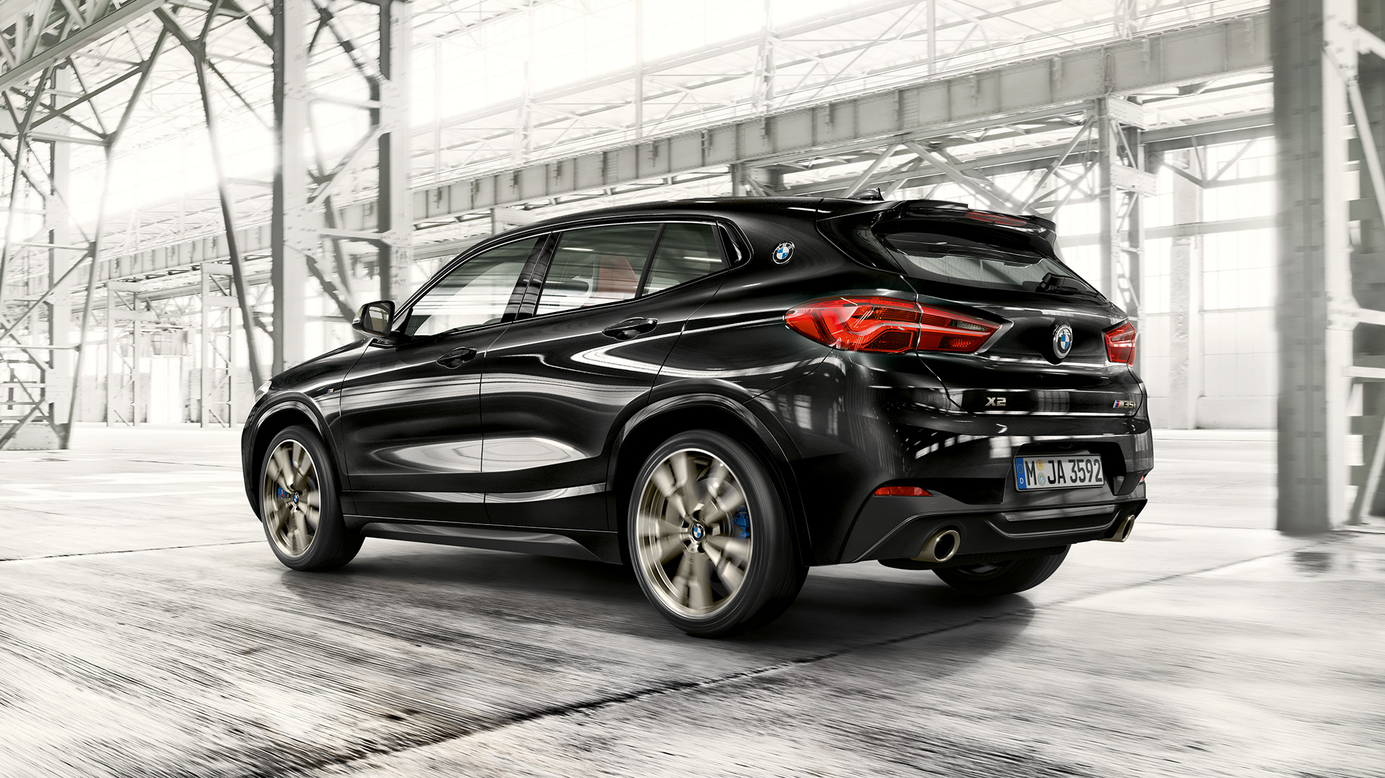 Mリヤ・スポイラー BMW X2 M35i Mリヤ・スポイラー BMW X2 M35i ブラック・サファイア・メタリック F39 斜めからのフロント・ビュー
