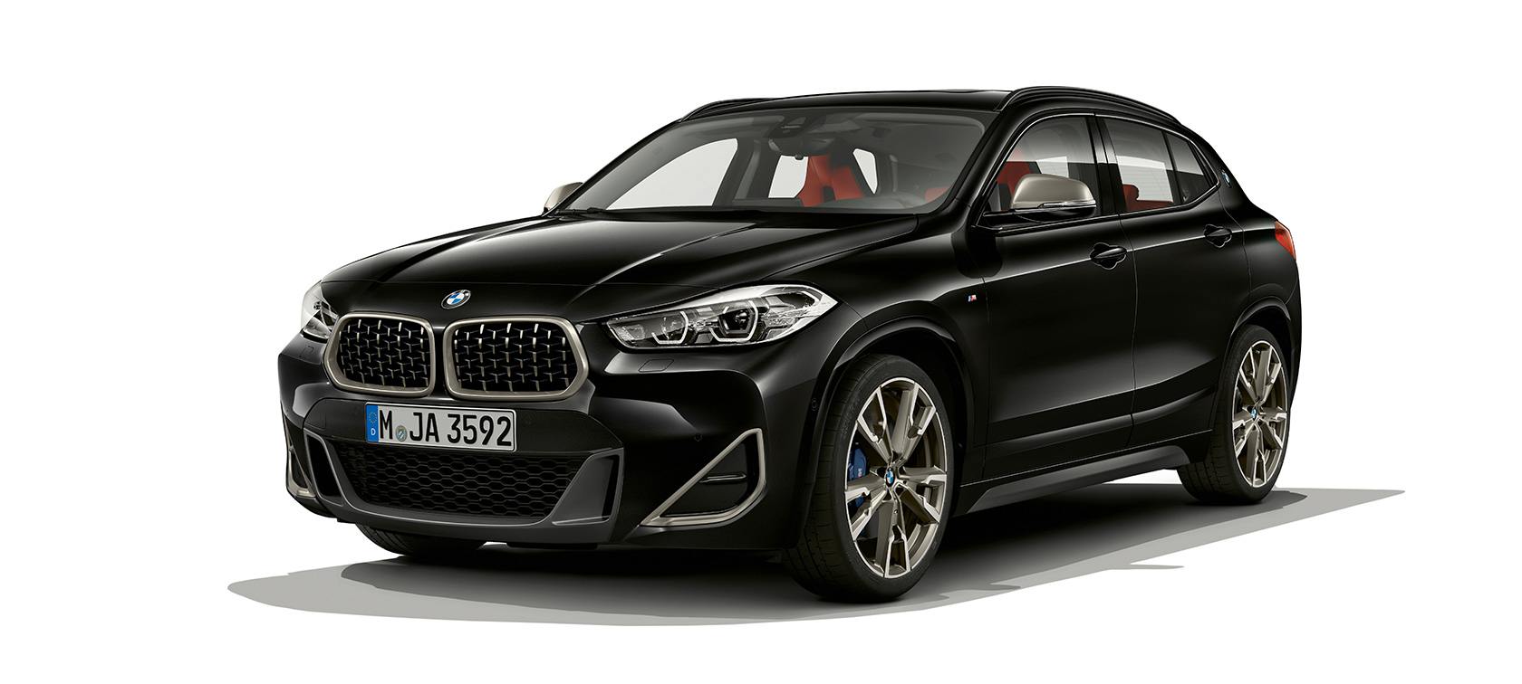 斜めからのフロント・ビュー BMW X2 M35i F39 斜めからのフロント・ビュー BMW X2 M35i 2018 F39 ブラック・サファイア・メタリック