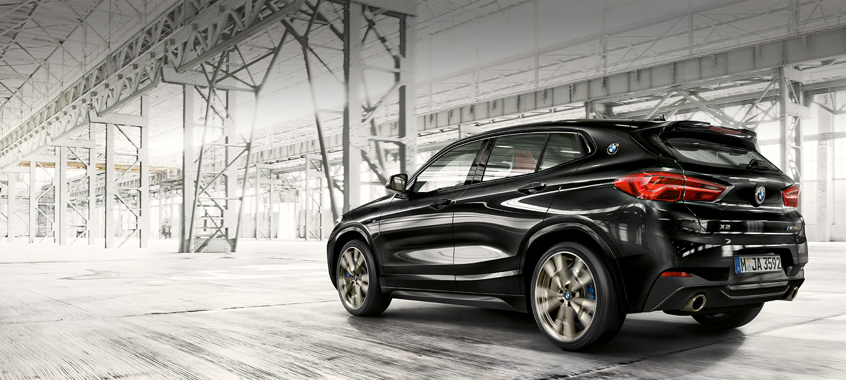 斜めからのリヤ・ビュー BMW X2 M35i SUV BMW X2 M35i SUV ブラック・サファイア・メタリック F39 斜めからのリヤ・ビュー