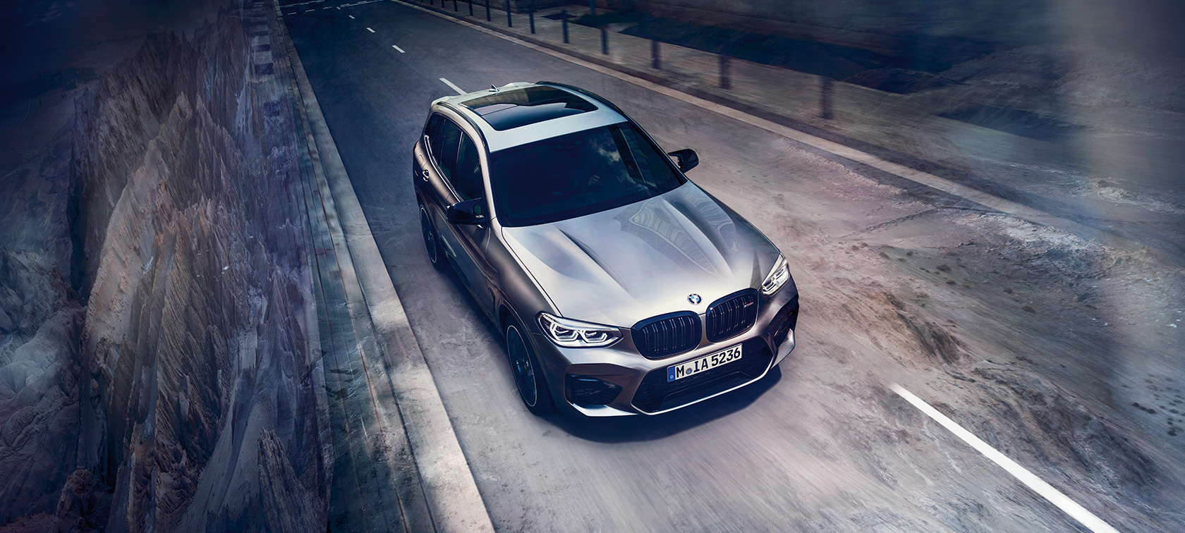 BMW X3 M Competition、俯瞰ビュー。 BMW X3 M Competitionのドニントン・グレー・メタリックカラー、エクステリア、フロントの俯瞰ビュー。