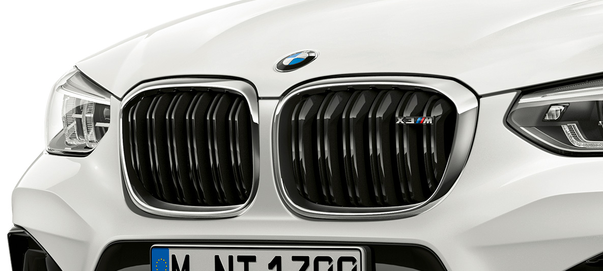 BMW X3 M、M キドニー・グリル。 BMW X3 M の アルパイン・ホワイトカラー、エクステリア、フロント、クロム製パーツとモデル・マークを備えた M キドニー・グリル。