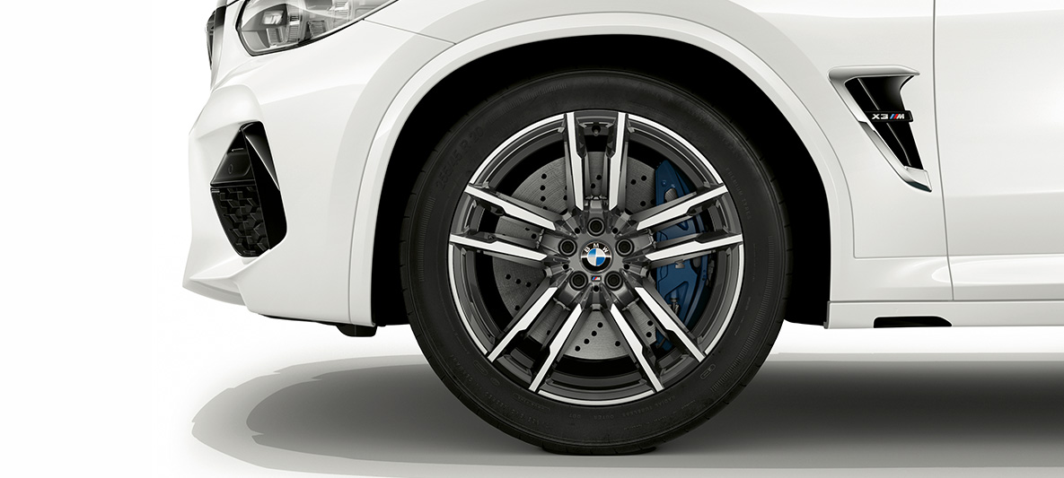 BMW X3 M、20インチ M 軽合金ホイールのオービット・グレーカラー。 BMW X3 M のアルパイン・ホワイトカラー、エクステリア、20インチ M 軽 合金ホイールのオービット・グレーカラー。