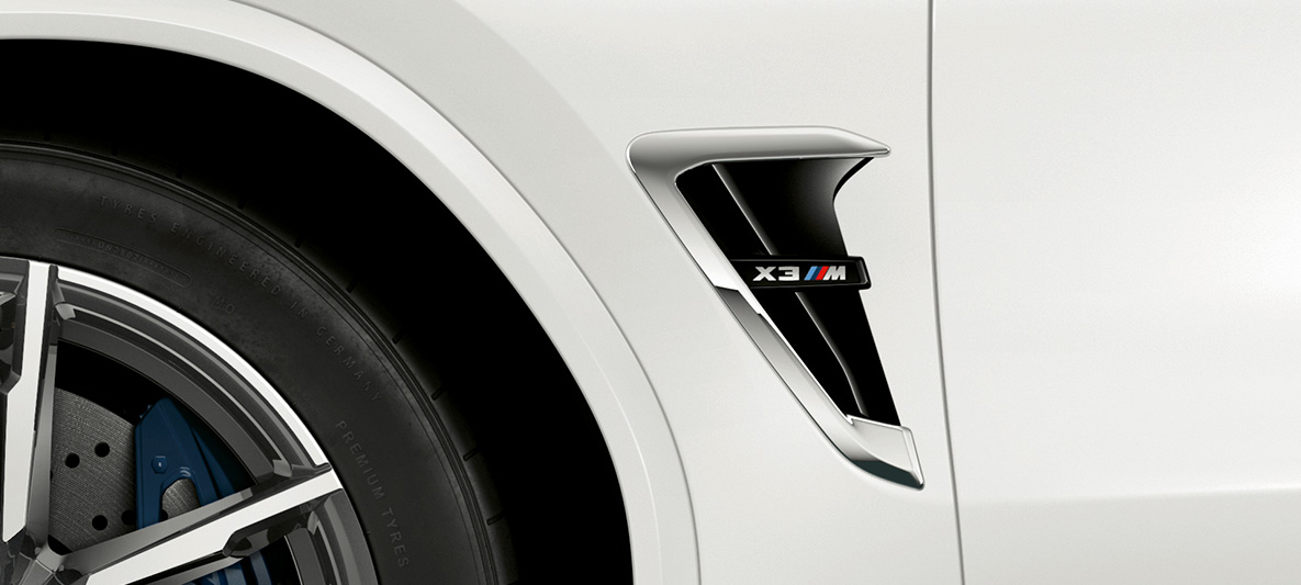 BMW X3 M、M ギル。 BMW X3 M のアルパイン・ホワイトカラー、クロム製パーツとモデル・マークを備えたエクステリア、M ギル 。