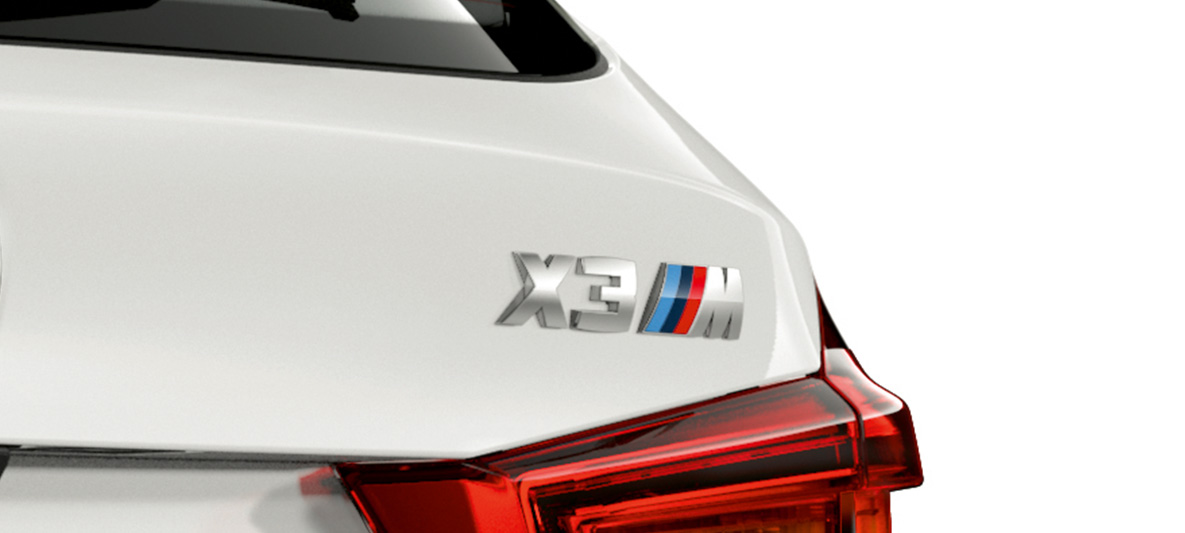 BMW X3 M、モデル・マーク。 BMW X3 M のアルパイン・ホワイトカラー、エクステリア、リアとモデル・マーク。