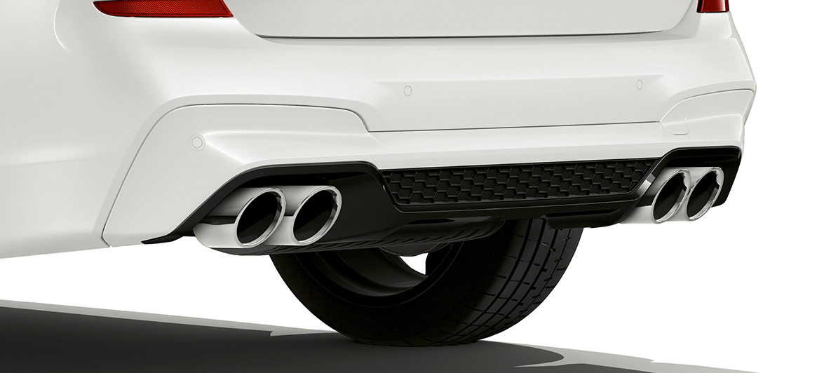 BMW X3 M、リアとクロム製の排気テールパイプ。 BMW X3 M のアルパイン・ホワイトカラー、エクステリア、リアとクロム製の排気テールパイプ。