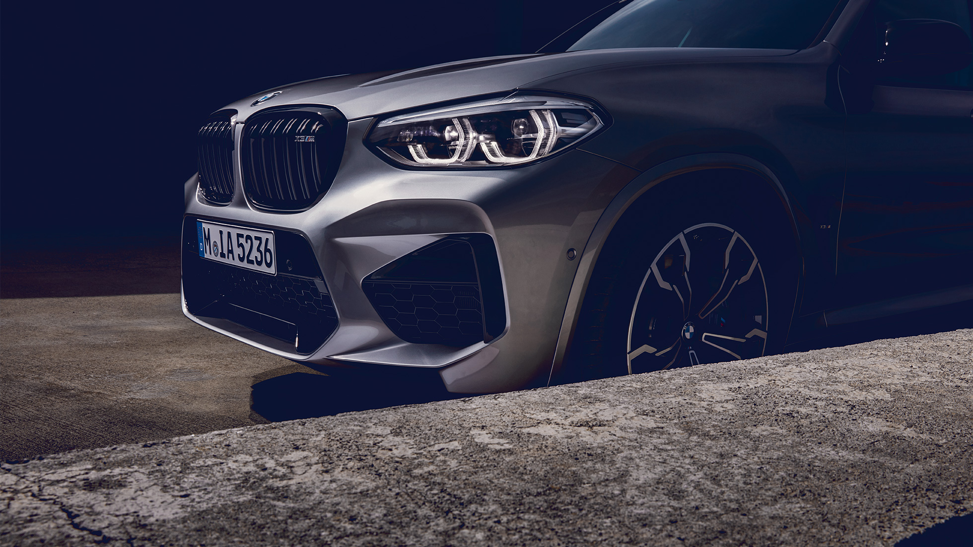 BMW X3 M Competition、斜めフロントビュー。F97 BMW X3 M Competitionのドニントン・グレー・メタリックカラー、エクステリア、斜めフロントビュー。F97