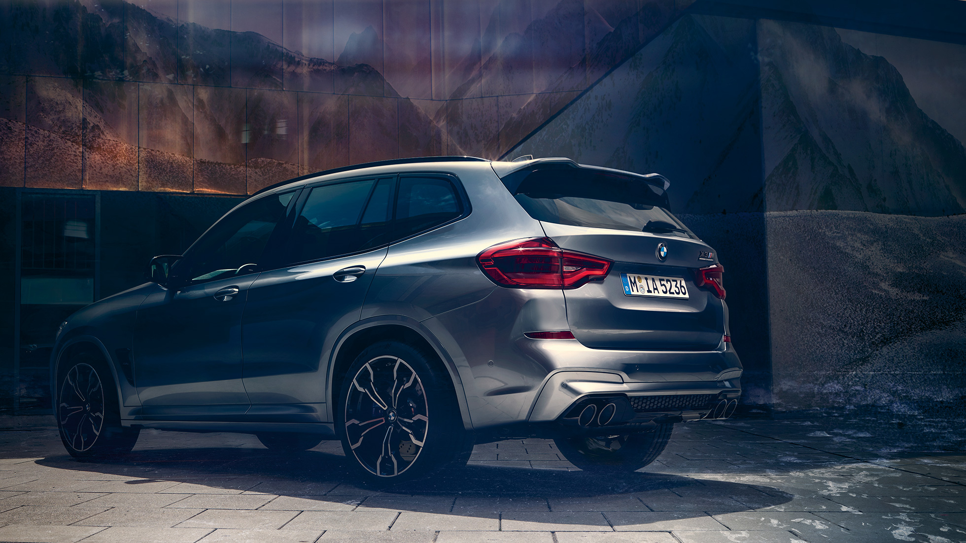 BMW X3 M Competition、斜めリアビュー。F97 BMW X3 M Competitionのドニントン・グレー・メタリックカラー、エクステリア、斜めリアビュー。F97