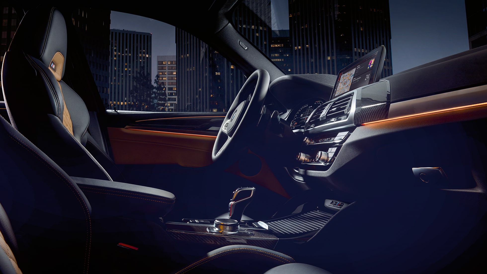 BMW X3 M Competition、高級感漂うコックピット。F97 BMW X3 M Competition、インテリア、M スポーツシートと M ステアリングを備えた高級感漂うコックピット。F97
