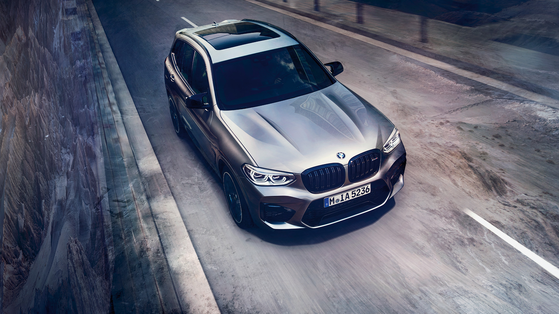 BMW X3 M Competition、俯瞰ビュー。F97 BMW X3 M Competitionのドニントン・グレー・メタリックカラー、エクステリア、フロントの俯瞰ビュー。F97