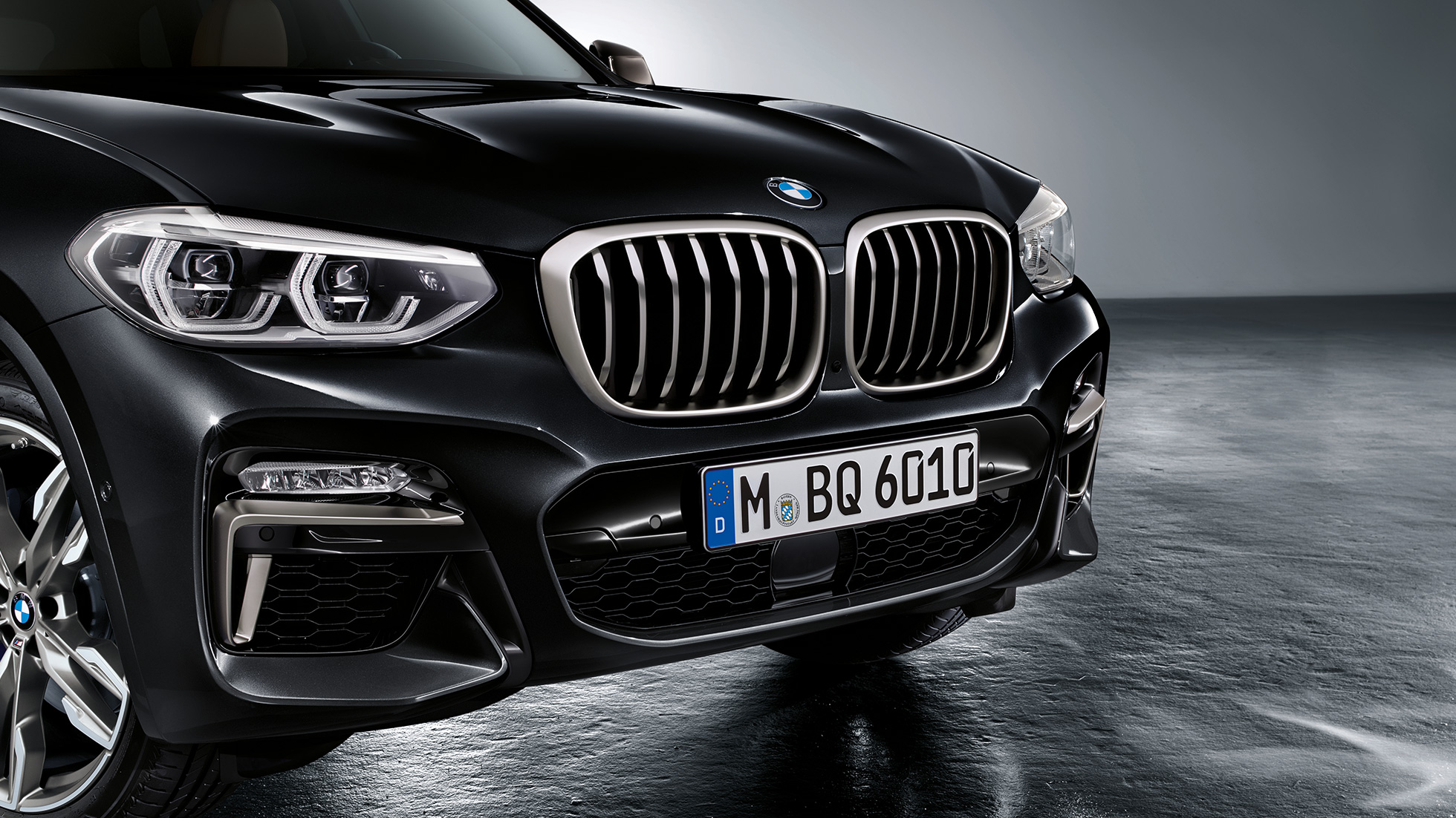 BMW X3 M40d、フロント。F97 BMW X3 M40d のブラック・サファイア・メタリックカラー、エクステリア、セリウム・グレーのデザイン要素を備えたフロント。F97